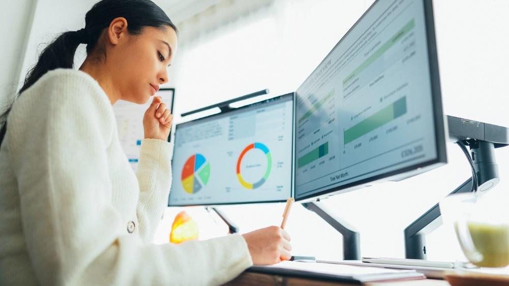 A person looking at a computer screen Description automatically generated with low confidence